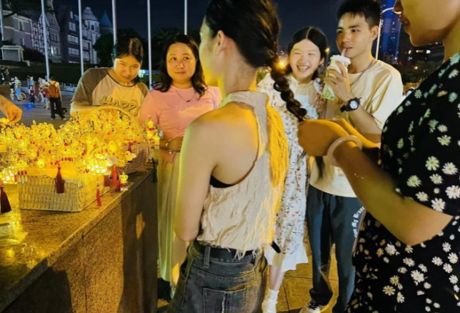 中年夫妻還想拼一把，做這3個不起眼的地攤生意，投資不到1萬塊，一年搞30萬