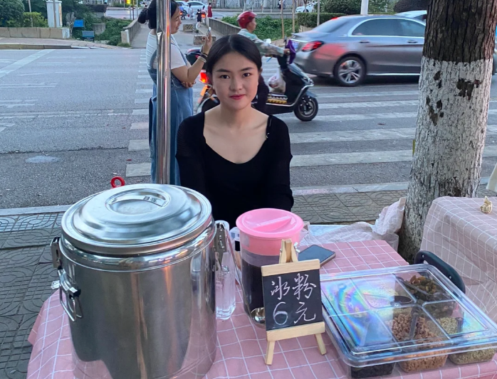 老公負債30萬又不想去打工！高人指點拿600元貨擺攤做小生意，沒想到一天就賺800塊