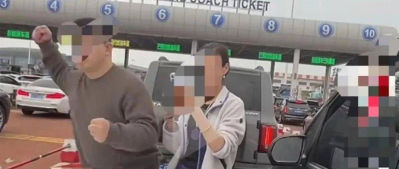 奔馳車主砸富貴，奇瑞趕緊端盆接