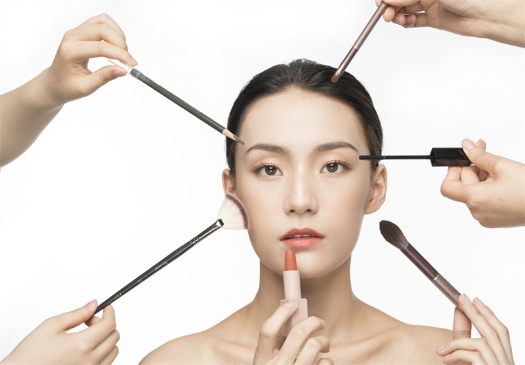 時(shí)代的眼淚！老牌彩妝貝玲妃突然官宣退網(wǎng)