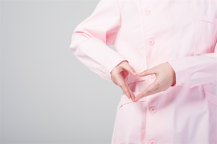 護士缺口400萬何時能堵上？活多人少忙不過來，專家呼吁提高護士的待遇和職業(yè)尊榮感
