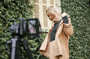 服裝品牌出海新玩法 敘事化內(nèi)容+海外紅人營銷